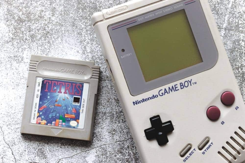 Ein alter Gameboy mit Tetris