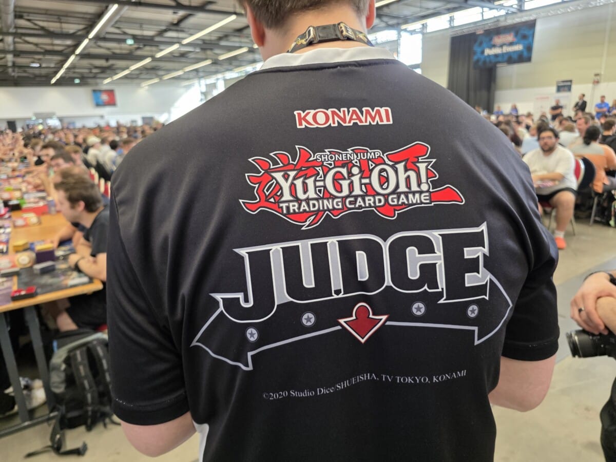 Ein Judge bei den Yu-Gi-Oh! Nationals 2025 in Münster