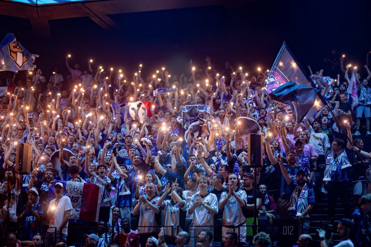 Foule en délire pendant les compétitions esport à Lyon