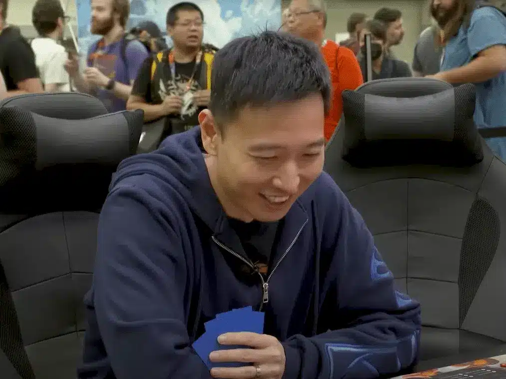 Chengran Chai, Producteur exécutif de Riftbound souriant en train de jouer aux cartes
