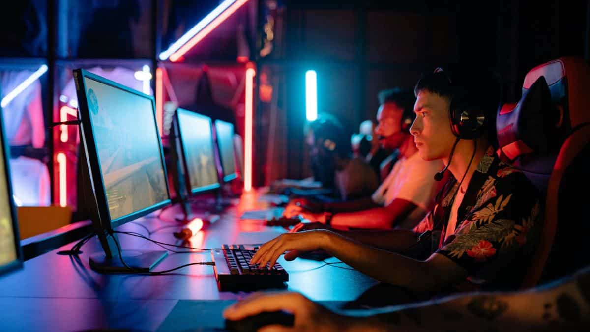 日本eスポーツ市場、2025年度は200億円規模に拡大へ