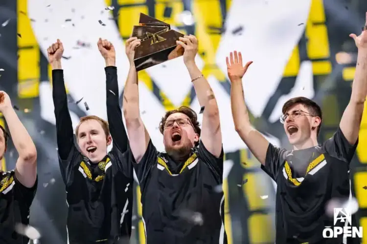 Team Vitality die de beker omhoog tilt