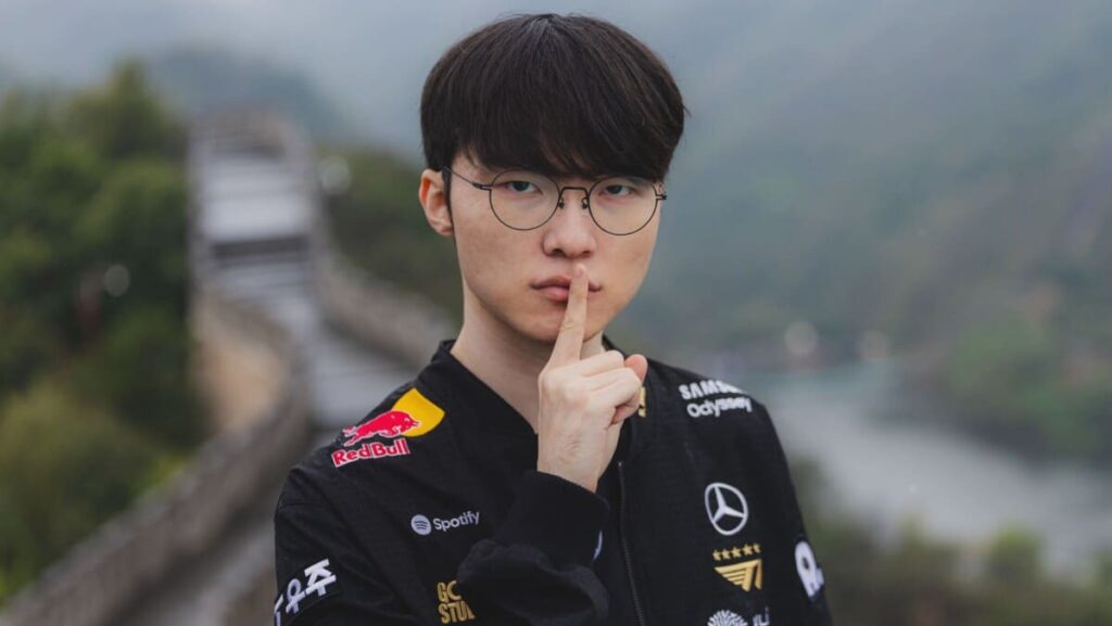 Faker maakt zich op voor achtste LoL Worlds finale – terugblik