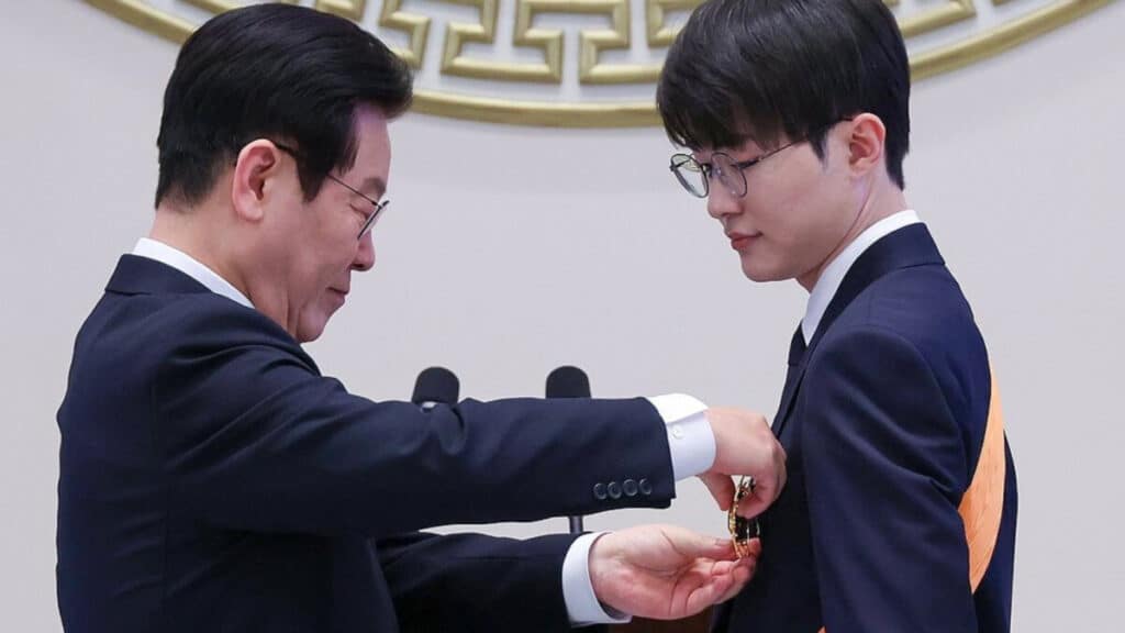 Faker ontvangt hoogste Koreaanse sportonderscheiding Cheongyeong medaille