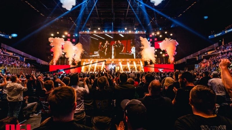 Publik vid PGL Major e-sportturnering i full arena