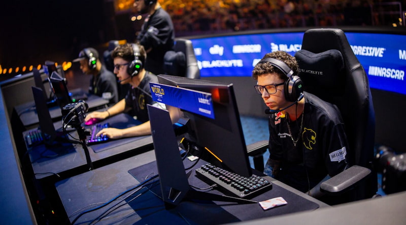 Spelare tävlar i Rocket League på en scen under ett stort esportsevenemang.