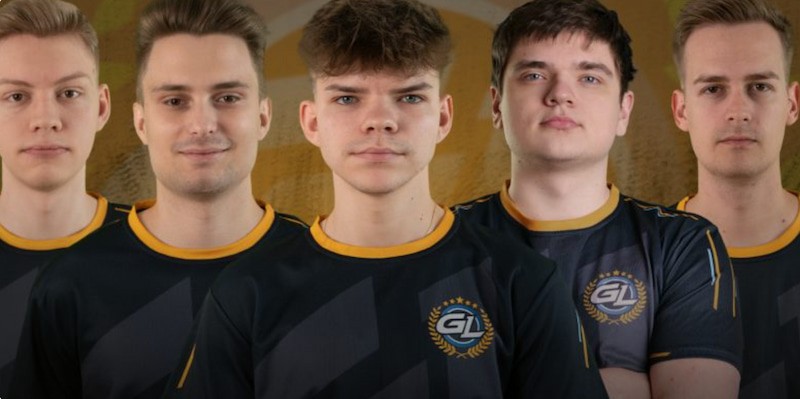 Fem unga män i GamerLegion-tröjor står på rad framför en gul bakgrund.