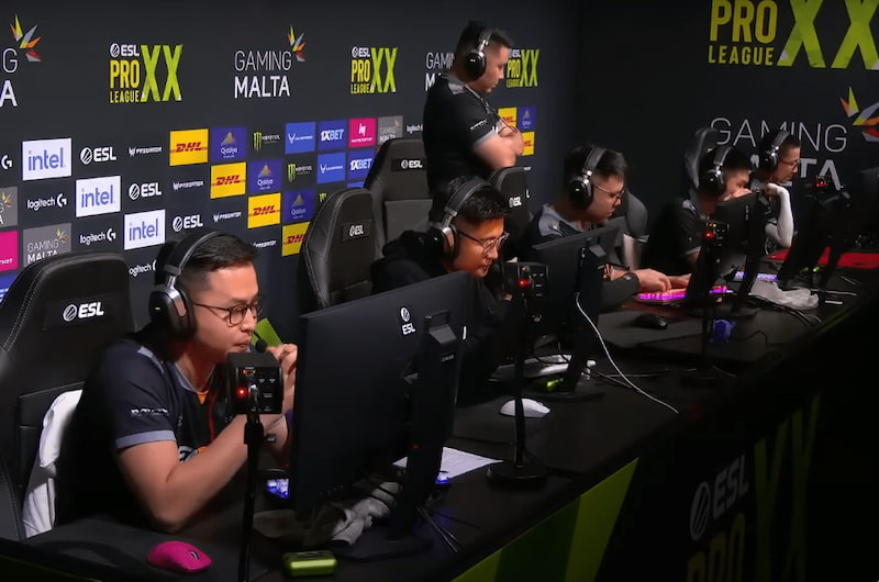 Esportlag spelar vid datorer på ESL Pro League-turnering i Malta.