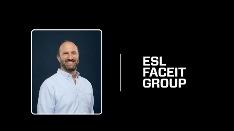Person i vit skjorta bredvid texten "ESL FACEIT GROUP" på svart bakgrund.