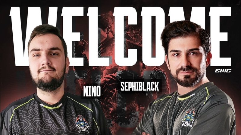 Två e-sportspelare i lagtröjor framför en stor "WELCOME"-skylt med namnen Nino och Sephiblack.