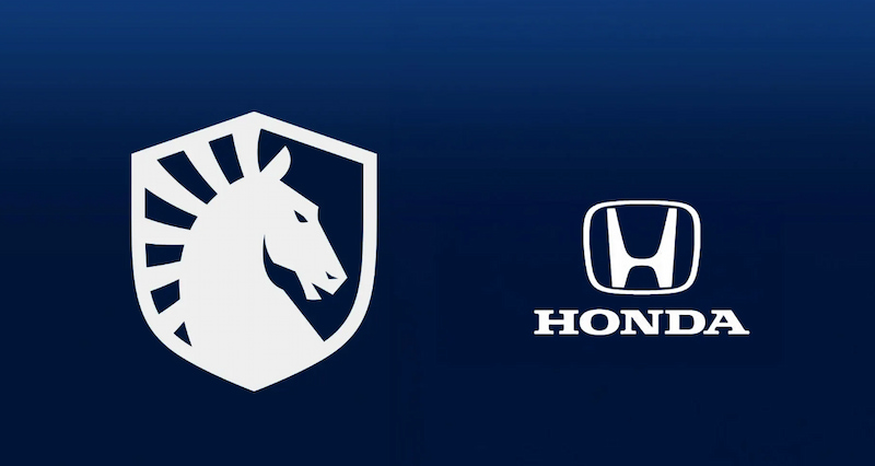 Team Liquids hästlogotyp till vänster och Hondas logotyp med text till höger på blå bakgrund.