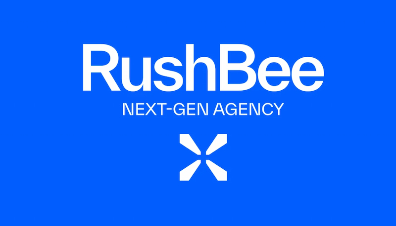 RushBee logotyp med texten "NEXT-GEN AGENCY" på blå bakgrund och en vit symbol under texten.
