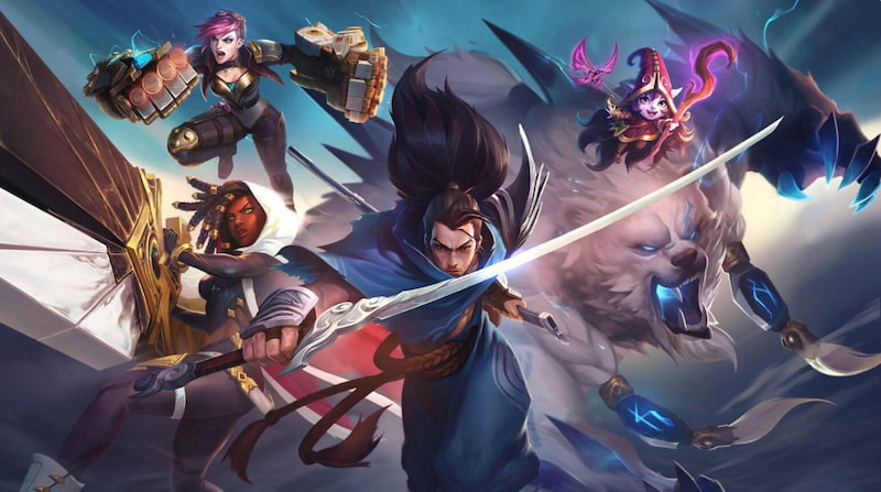 Fem fantasyhjältar från League of Legends i strid, med vapen och magi, mot en dramatisk bakgrund.