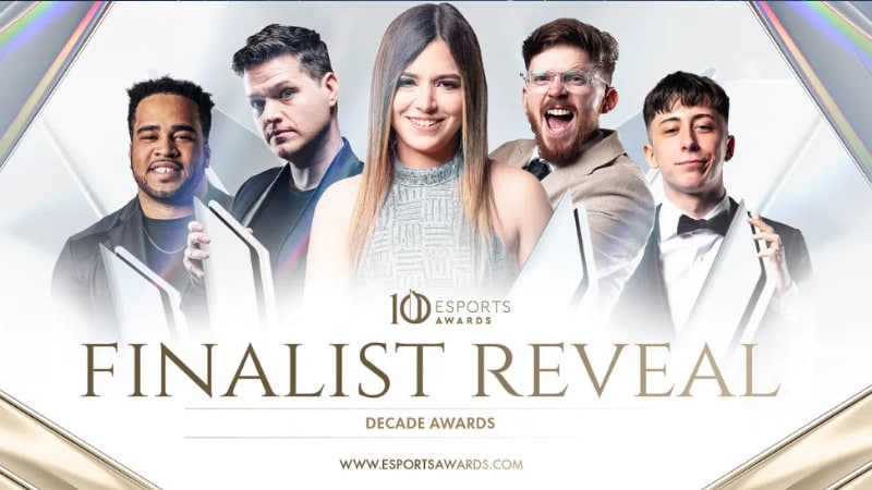 Fem personer poserar med troféer framför texten "FINALIST REVEAL DECADE AWARDS" vid Esports Awards.