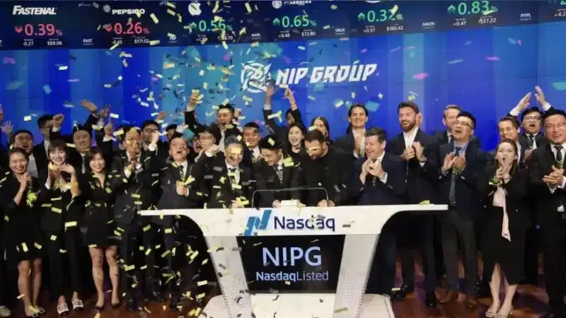 Teamet bakom NIP Group firar börsnoteringen på Nasdaq med konfetti och applåder.