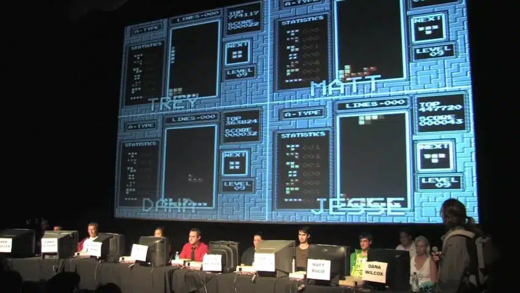 Classic Tetris World Championship 2010 med flera spelare på scen