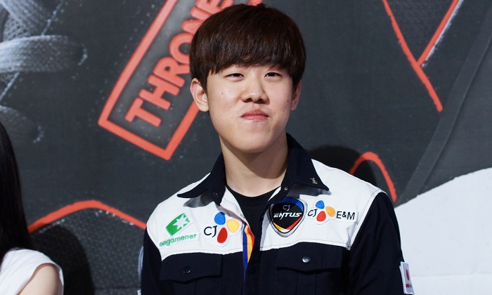 BaseTradeTV sponsors Starcraft player ByuL