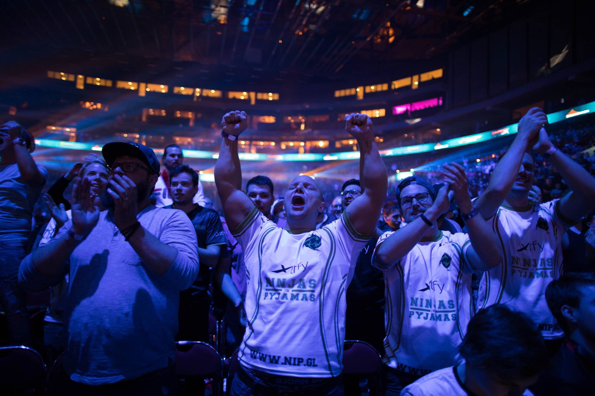 fans cheer at the BLAST Pro series esports event