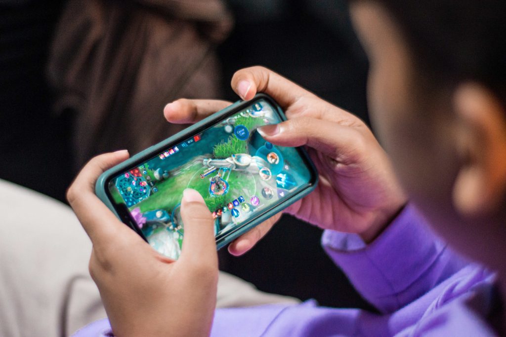 mobile gaming unsplash