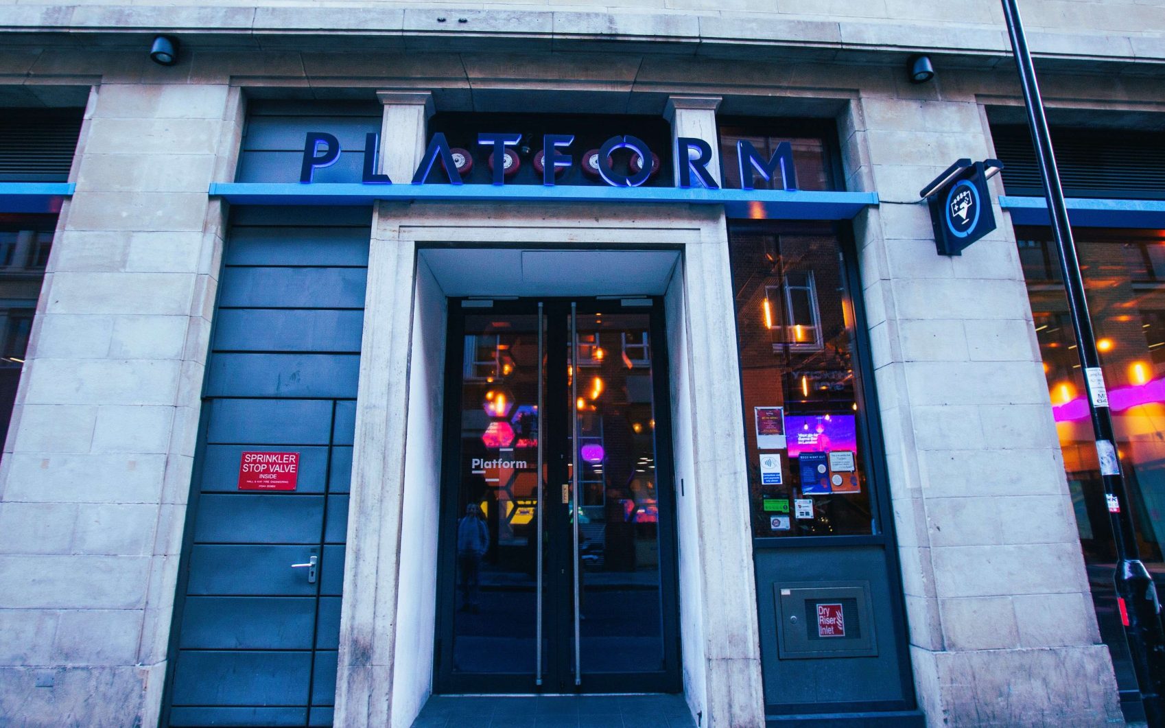 Platform esports and gaming bar