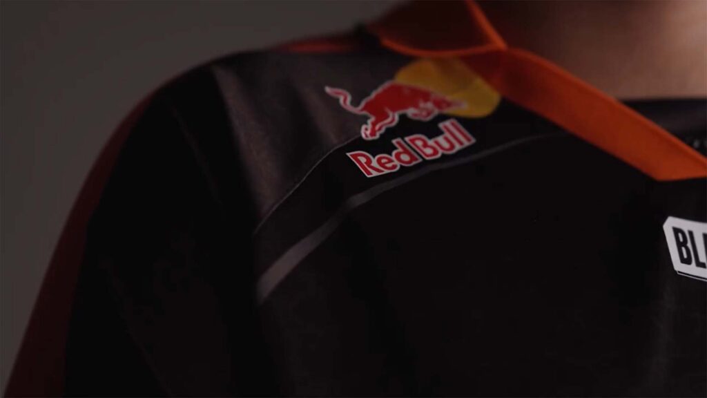 Image of Red Bull logo on the collar of a Fnatic esports jersey.