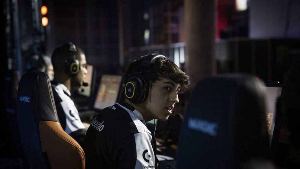 Image of Beaulo playing in a Rainbow Six Siege esports competition