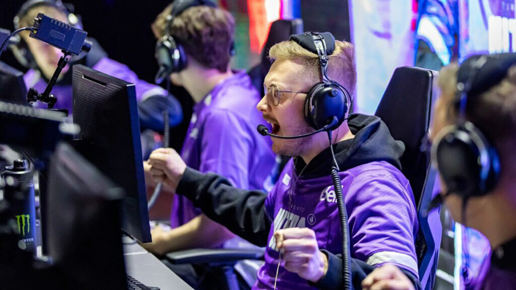 Image of CDL player Jamie 'Insight' Craven holding fists next to teammates while sitting on CDL stage