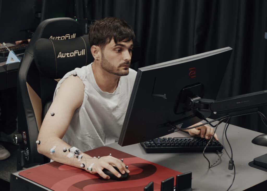 Richard 'shox' Papillon testing out mouse at the ZOWIE esports science lab
