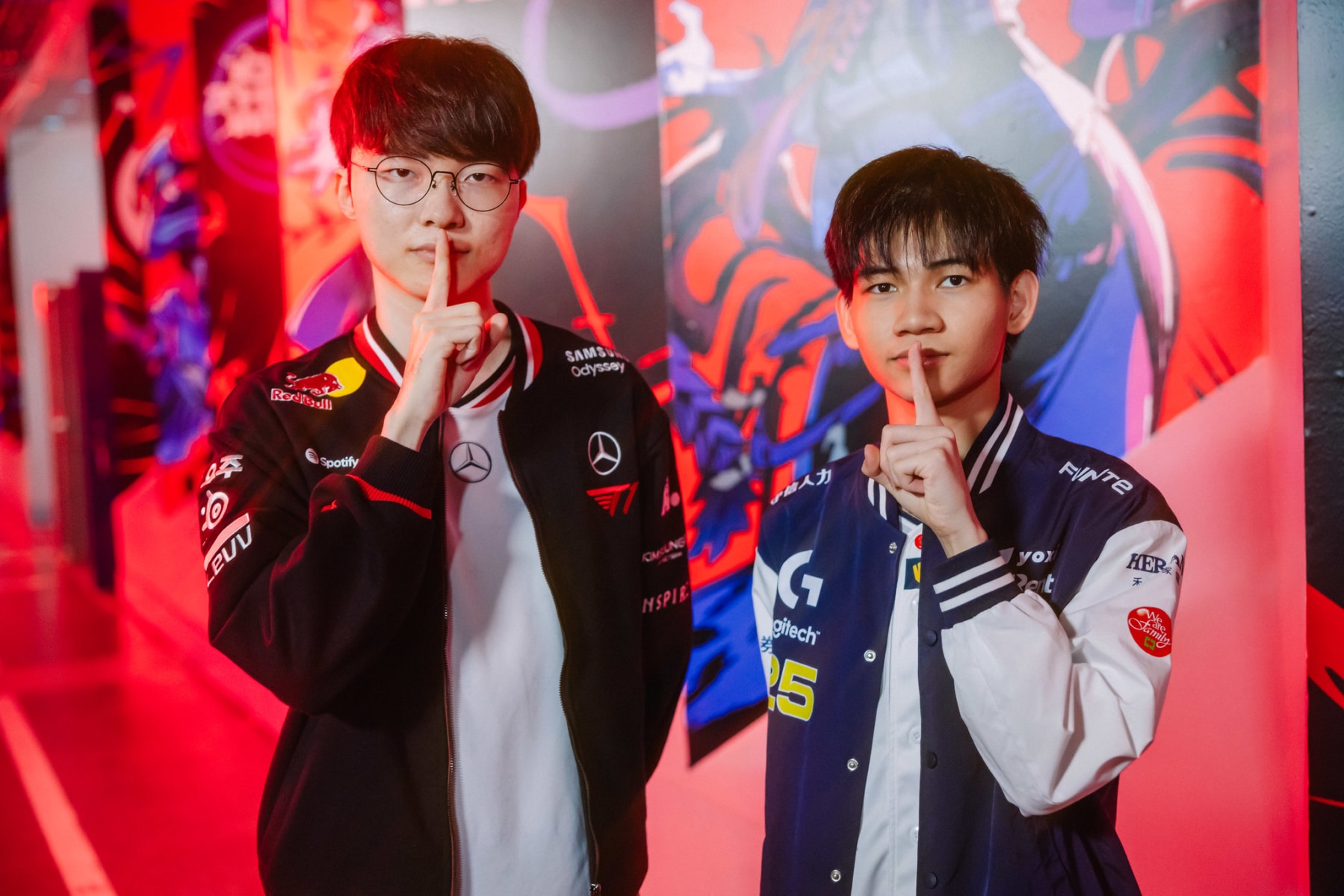 T1 vs CFO MSI 2025 Faker와 CFO HongQ가 MSI 2025 경기 전 포즈를 취하고 있다
