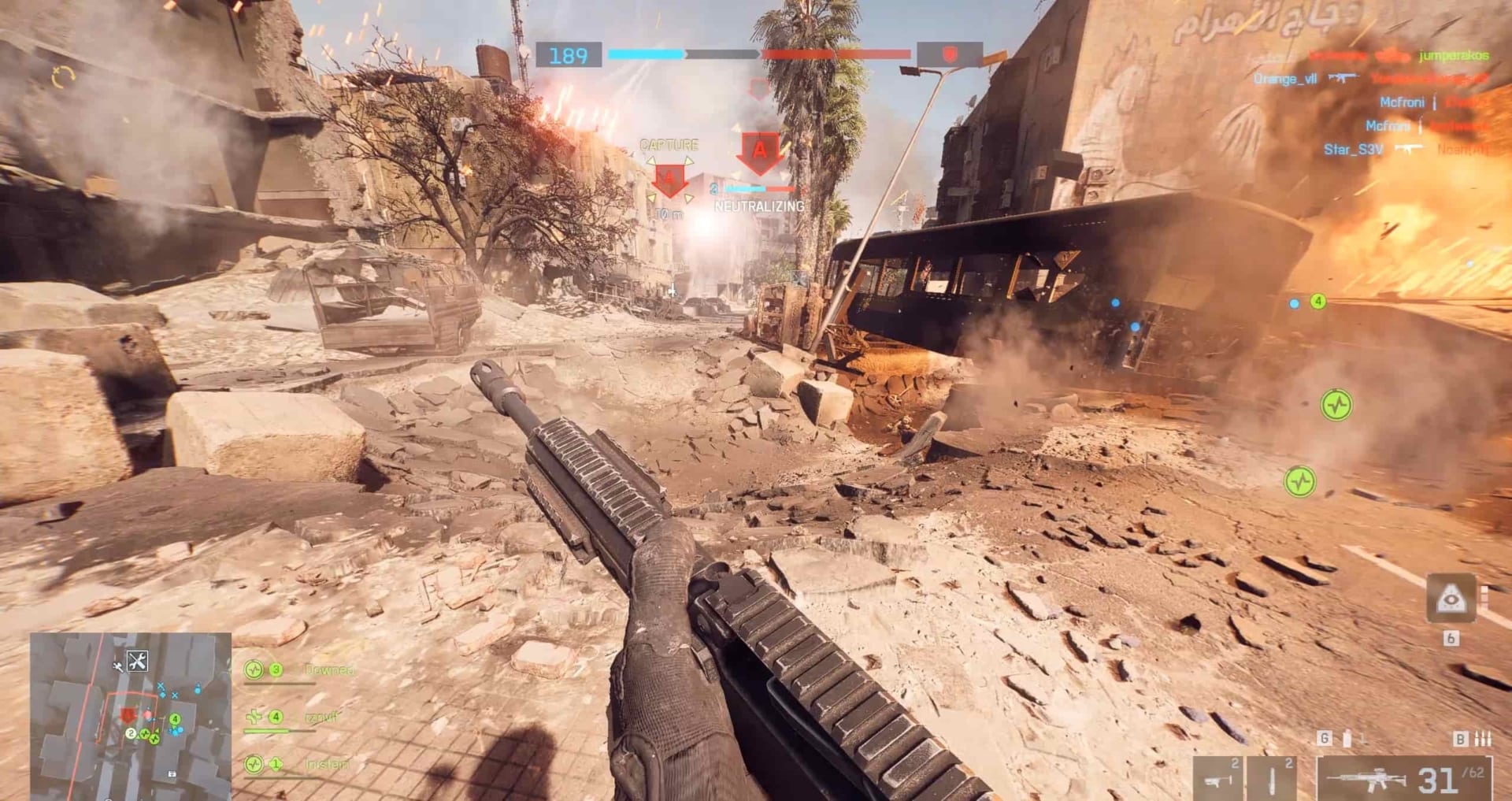 Erste Person Ansicht eines Spielers in einer vom Krieg zerrissenen städtischen Umgebung in einem Videospiel, das ein Gewehr veranstaltet