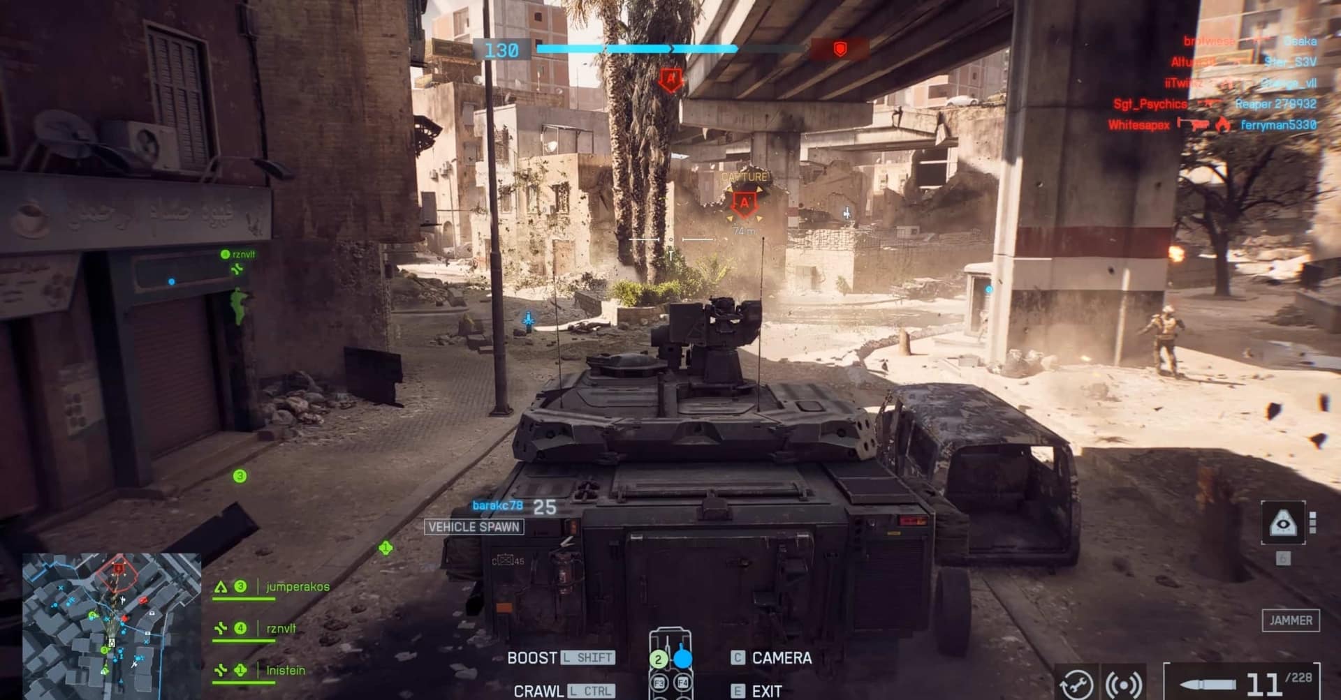 Ein Militärfahrzeug führt in einem Videospiel durch eine kriegsgebundene städtische Straße. Trümmer, teilweise zerstörte Gebäude und Soldaten vermitteln intensive Handlungen und Konflikte