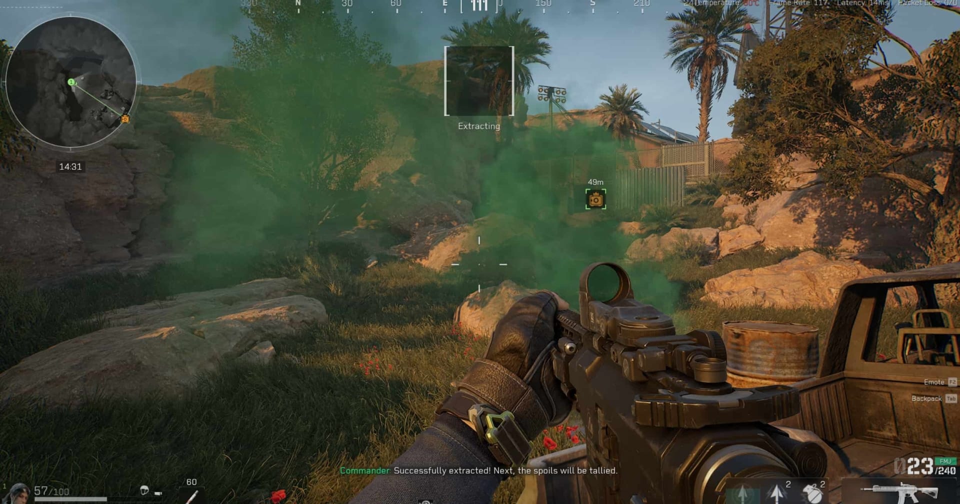 Spieler-Szene der ersten Person, die einen Spieler zeigt, der eine Waffe in Richtung grüner Rauch in einem felsigen Outdoor-Bereich zielt