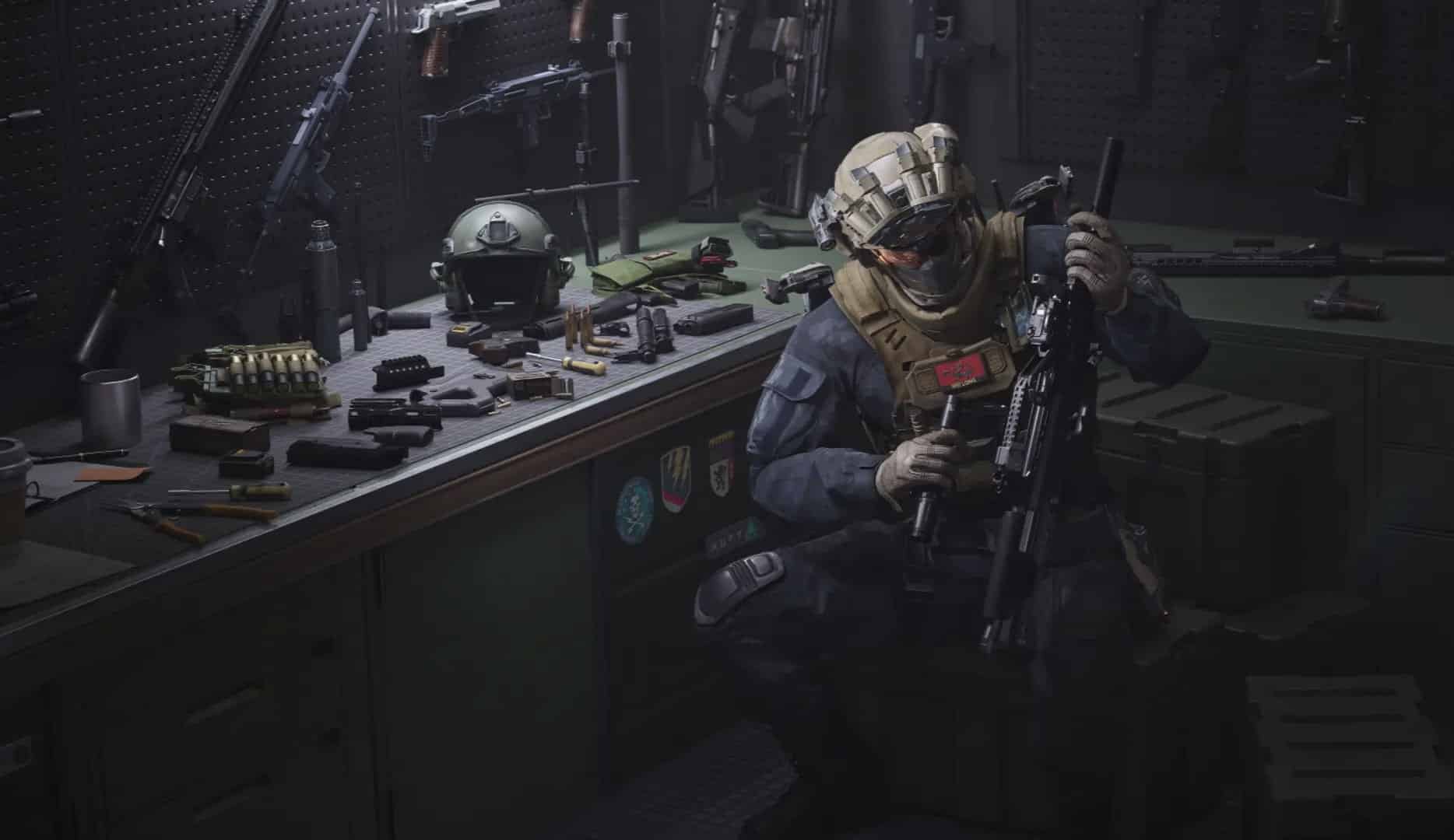 Delta Force Soldier in Tactical Team è in un po 'di armeria illuminata, ispezionando un fucile