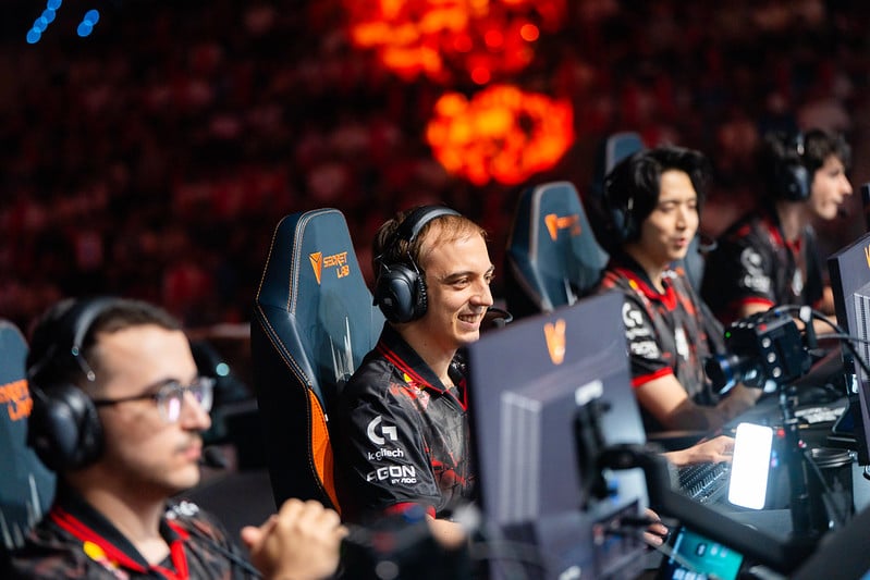 G2 Esports team lifting the LEC Summer Finals 2025 trophy in Madrid