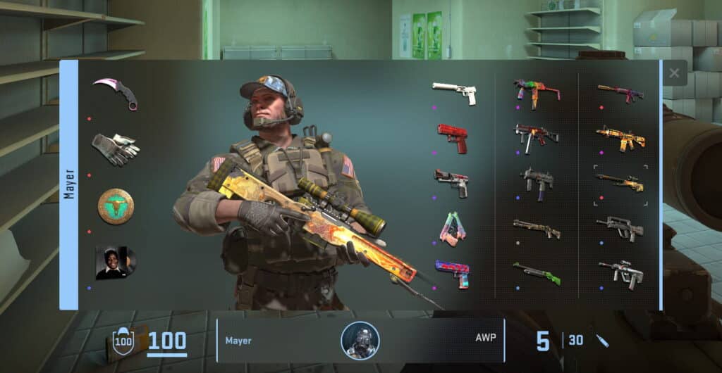 Schermo dell'inventario di Counter-Strike 2 con un soldato di squadra tattica che contiene un fucile da cecchino decorato