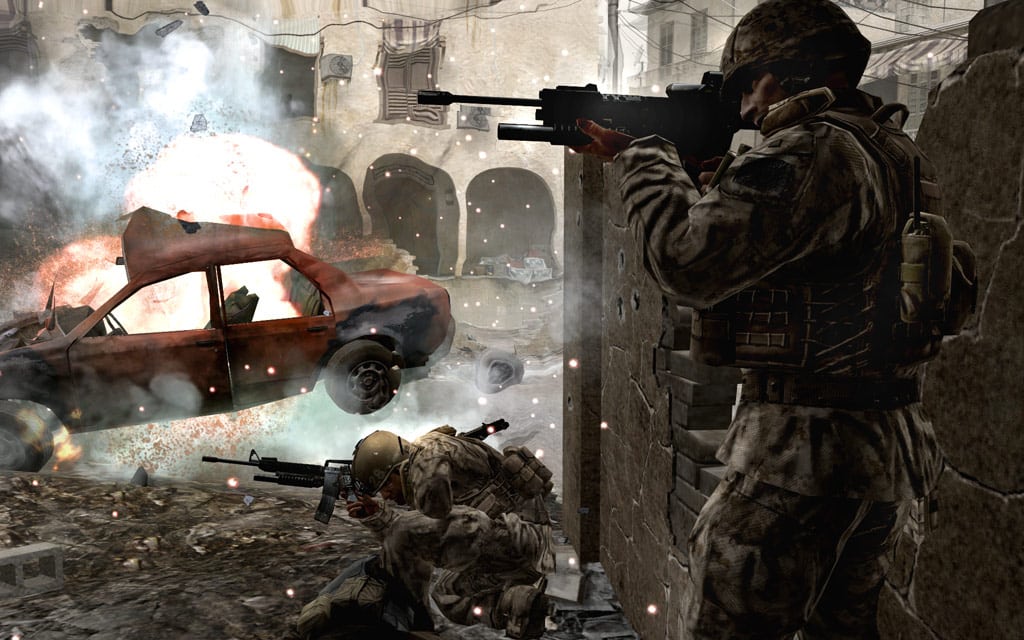 Call of Duty 4: Modern Warfare 2007 Scene di gioco con combattimento urbano ed esplosioni