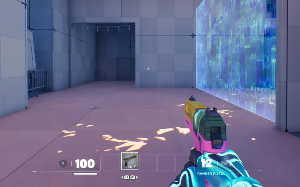 Prima persona vista con in mano una pistola ranger colorata con 12 round in modalità balistica