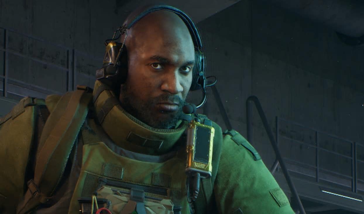 Delta Force Pastor con un auricolare, illuminato da Cold Blue Lighting
