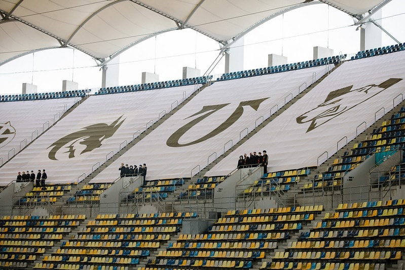 Grandi loghi della squadra Dota 2 mostrati nei seggi dello stadio prima dell'evento internazionale