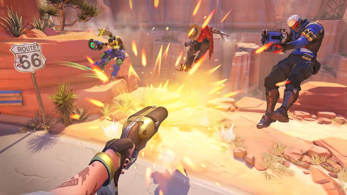 Una scena d'azione dinamica di Overwatch 2 mostra un giocatore che spara una pistola nei personaggi sulla Route 66