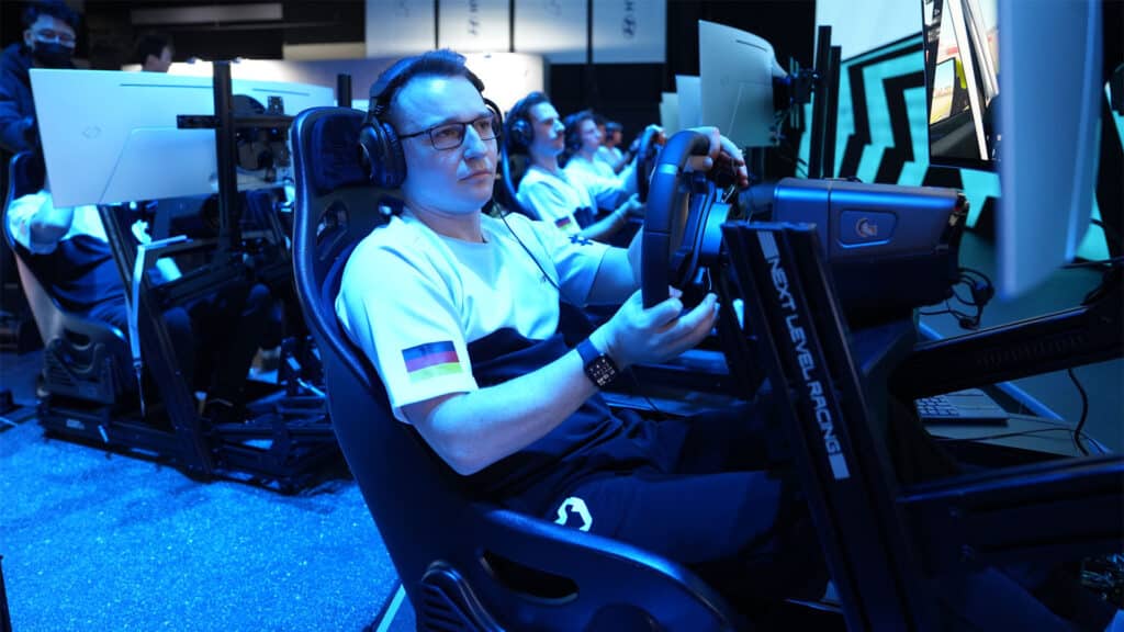 Изображение пилота симрейсинга за рулем гоночного симулятора Next Level Racing