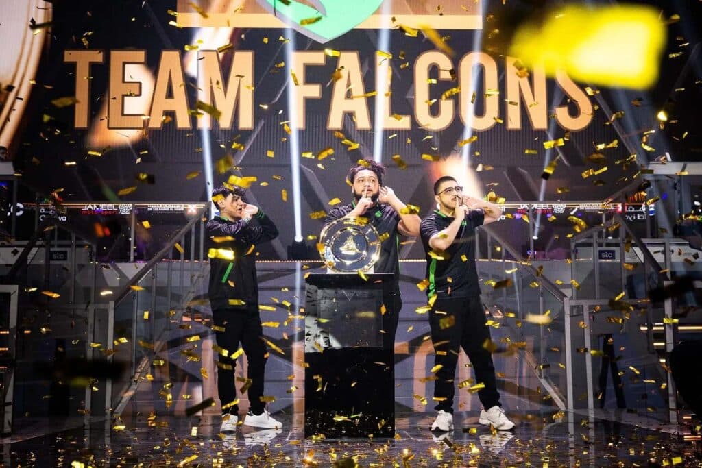 Immagine del team del Team Falcons Warzone che celebra la vittoria dei Mondiali di Esports