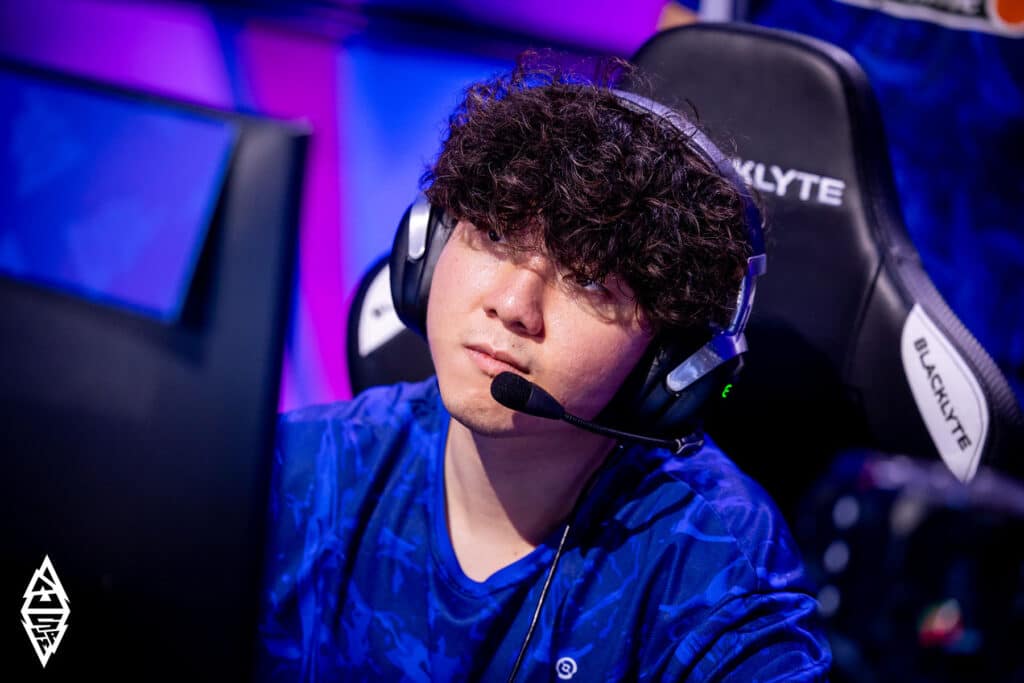 DOTA 2 Player Whitemon Immagine usando un auricolare e una camicia tundra blu scuro