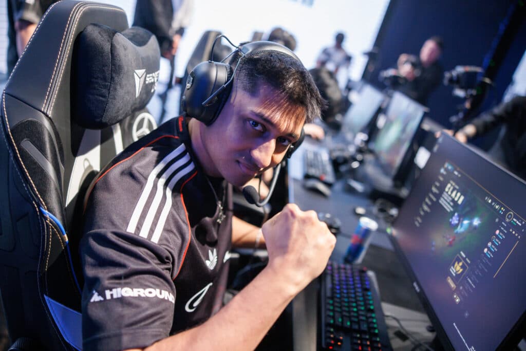 Dhokla of 100 Thieves compete no League of Legends Worlds 2025 Swiss Stage em 18 de outubro de 2025 em Pequim, China. (Foto de Liu YiCun/Riot Games)