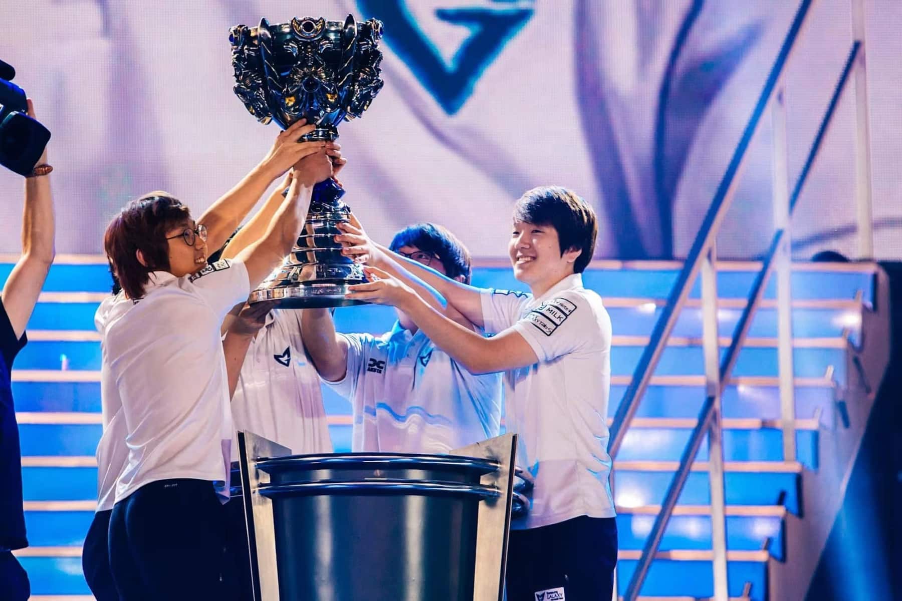 The Samsung White with trophy