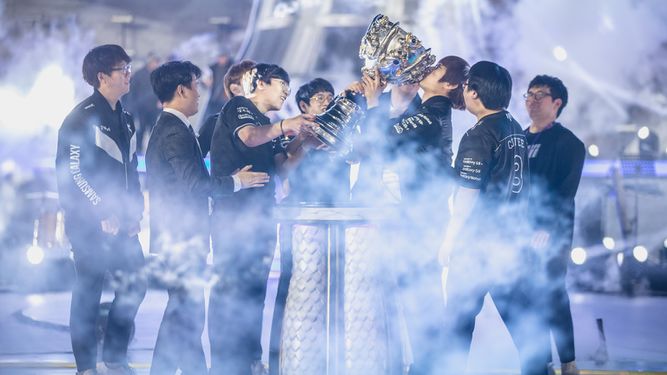The Samsung Galaxy with trophy