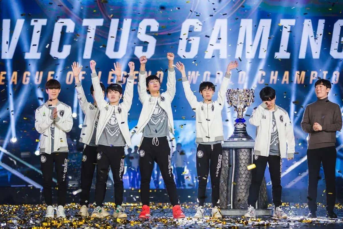The Invictus Gaming with trophy