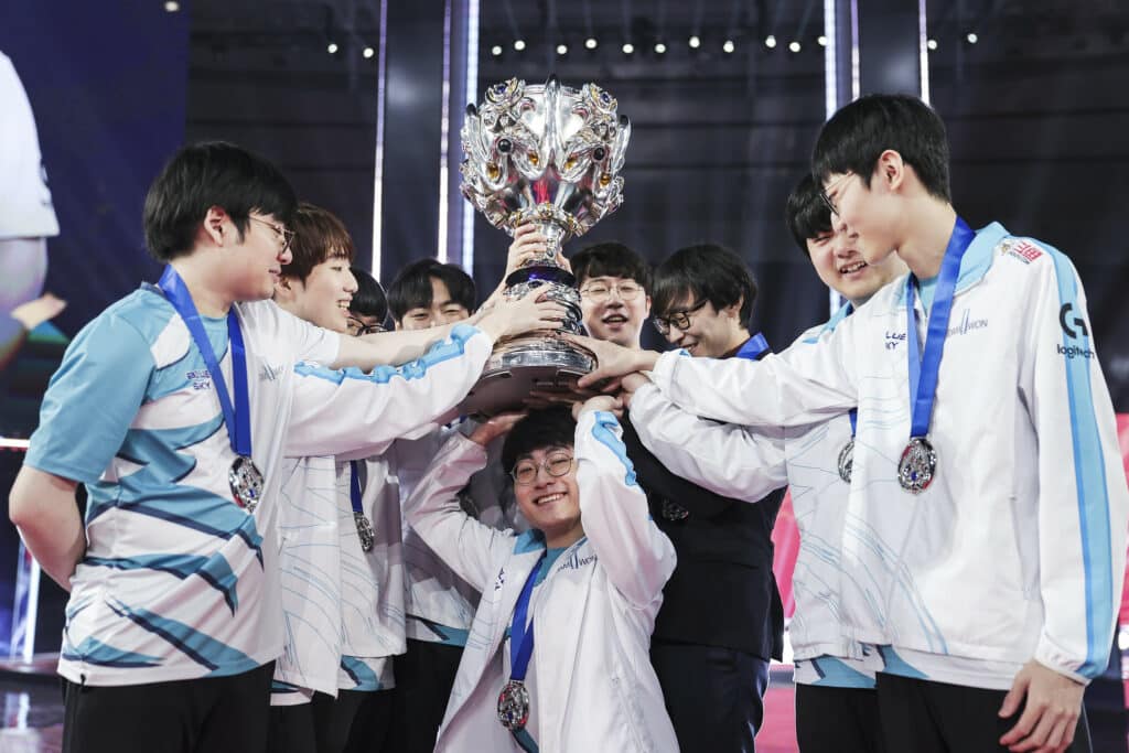 The DAMWON Gaming with trophy