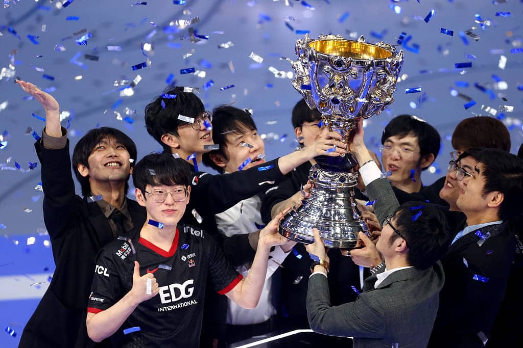 The EDward Gaming with trophy