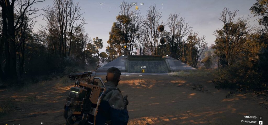 Un Raider si avvicina all'ingresso di un bunker sotterraneo durante una missione in Arc Raiders.
